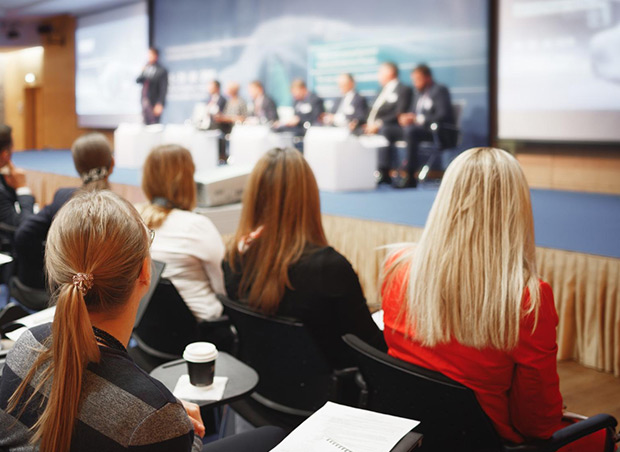 premium-incentives-travel-agencia-viajes-convenciones-reuniones-empresas Grupo de compañeros de trabajo en actividades out door organizadas en Premium Incentives Travel
